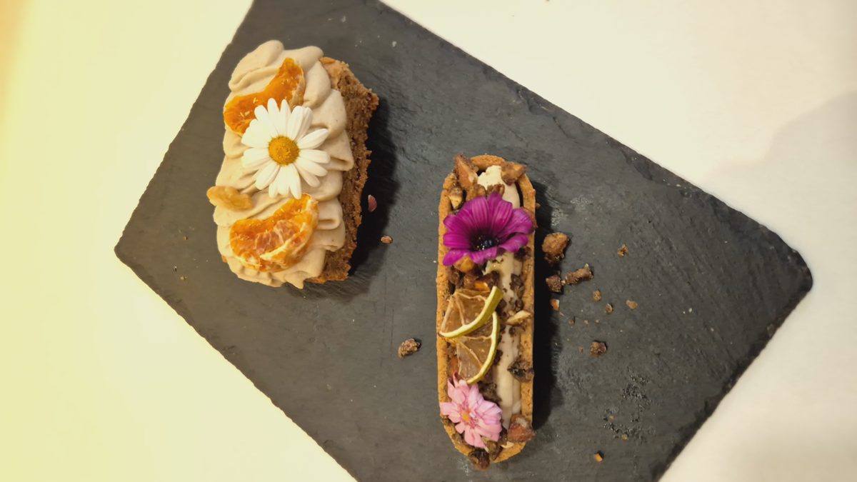 Alfajores con flores comestibles