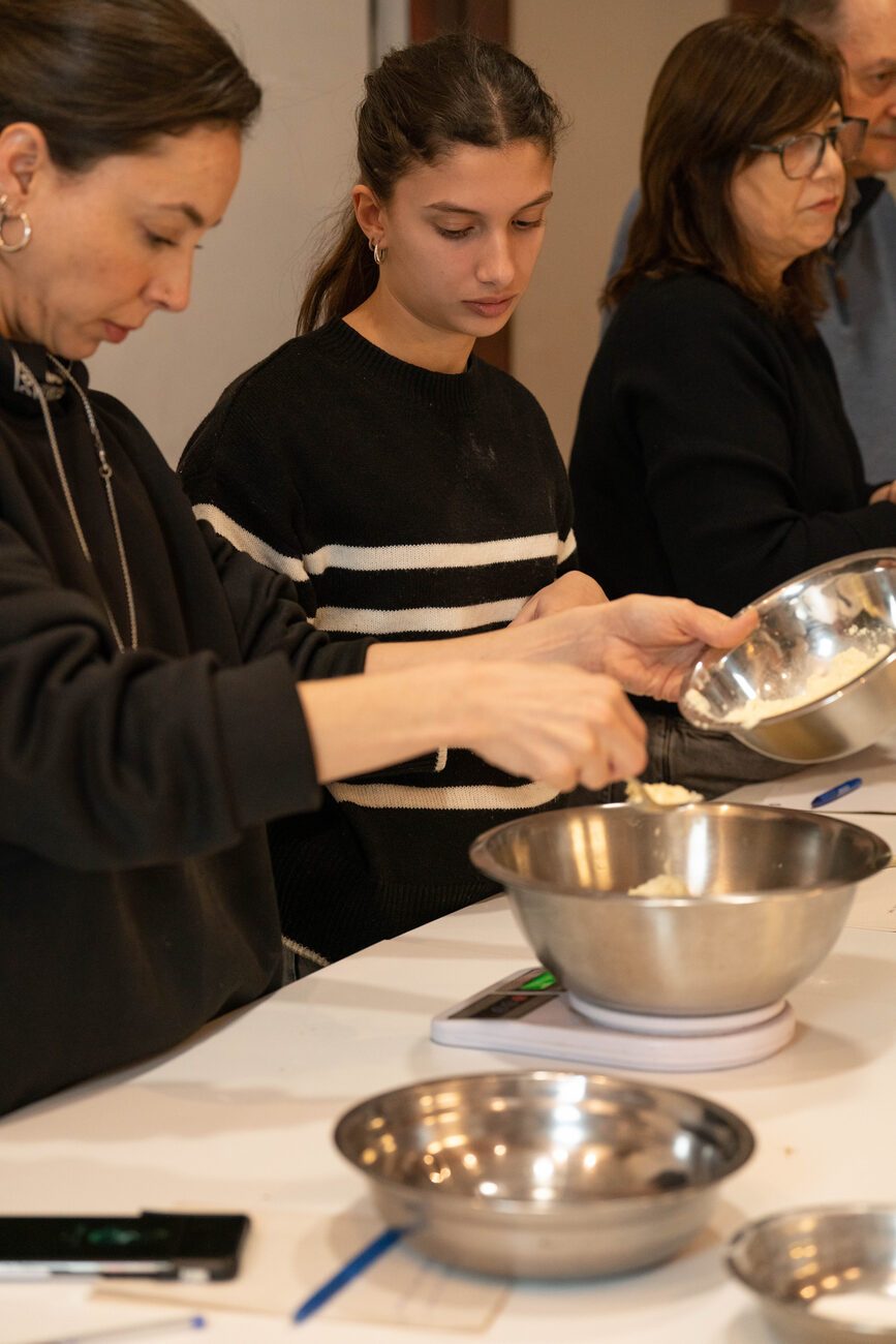 Alumnas trabajando en una clase de Clorofila