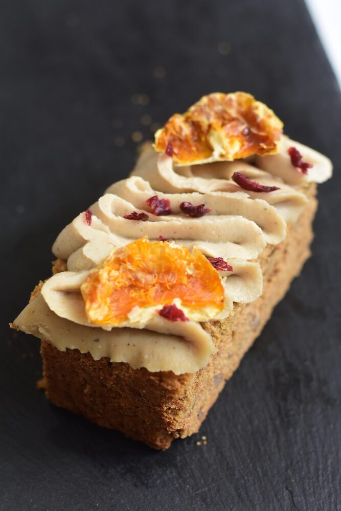 Budín con frosting y naranja