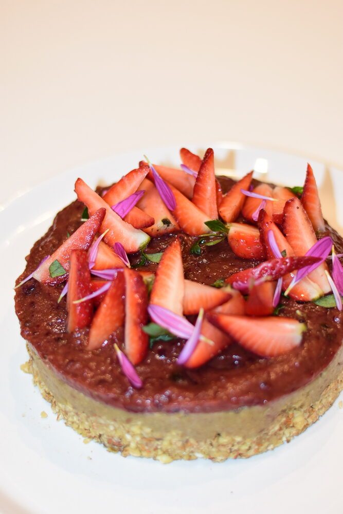 Cheesecake con frutillas y flores comestibles