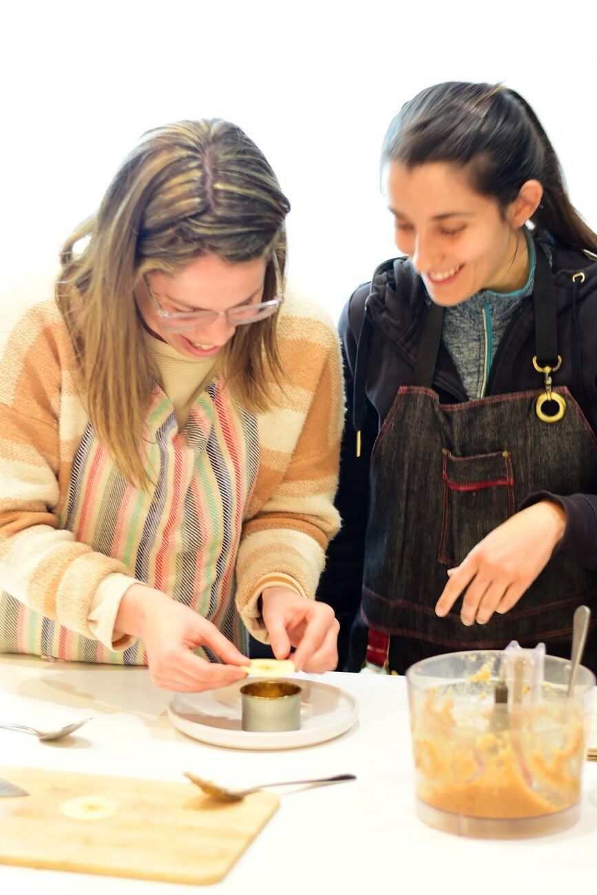 Dos alumnas armando un postre juntas