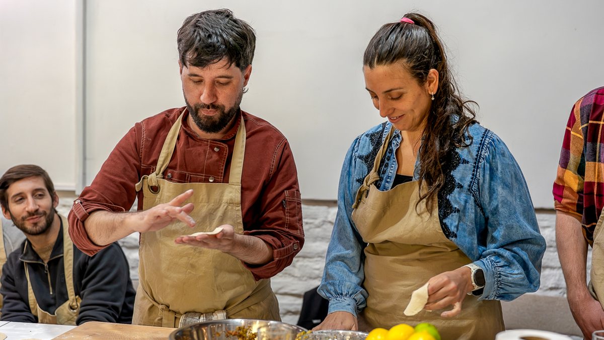 Leonardo Lemes armando pastas junto a una alumna en una clase de Clorofila