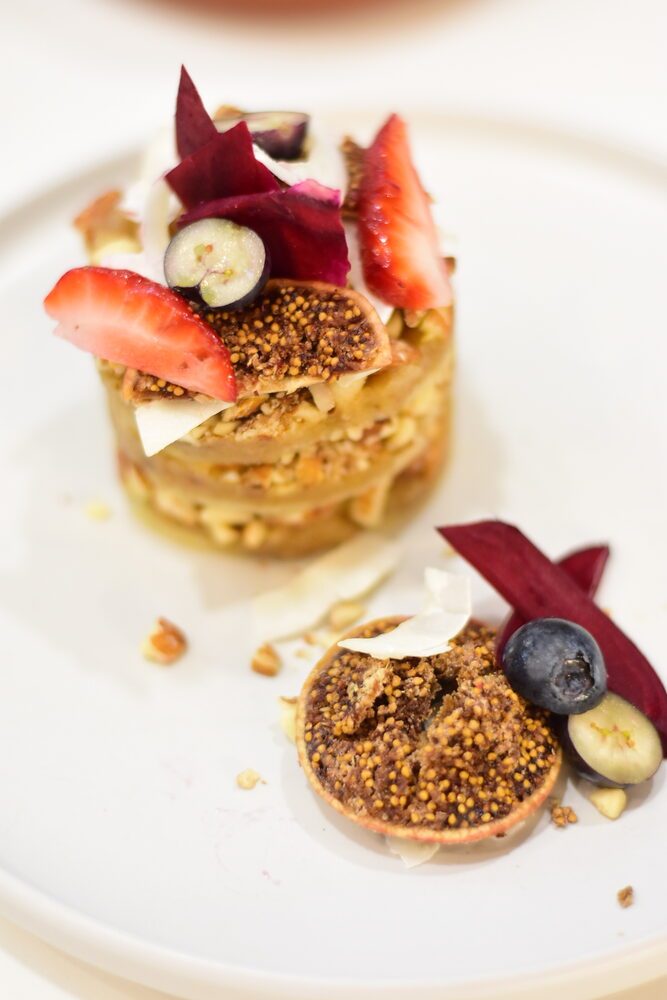 Postre emplatado con higos y frutas