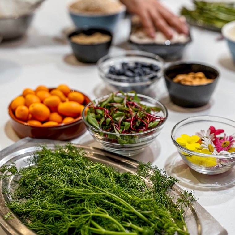 Verduras y cuencos de ingredientes sobre la mesa de trabajo