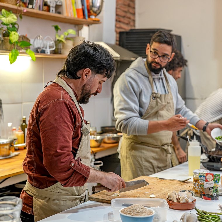 Leonardo cocinando junto a un participante