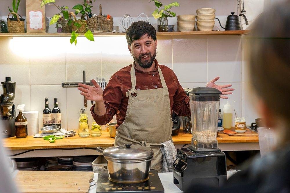 Leonardo Lemes explicando una preparación durante la Cena y Taller de Tapeo